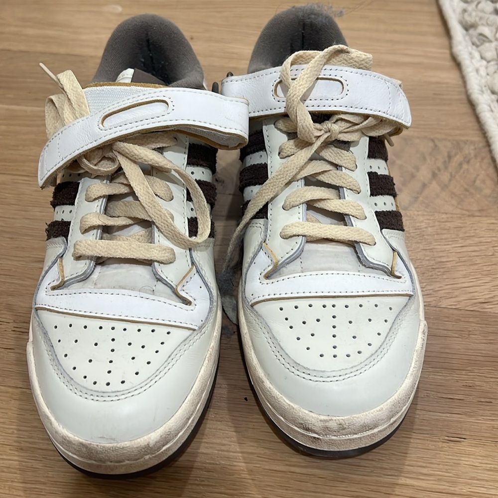 Adidas Forum 84 Low Sneakers in Off White and Brown